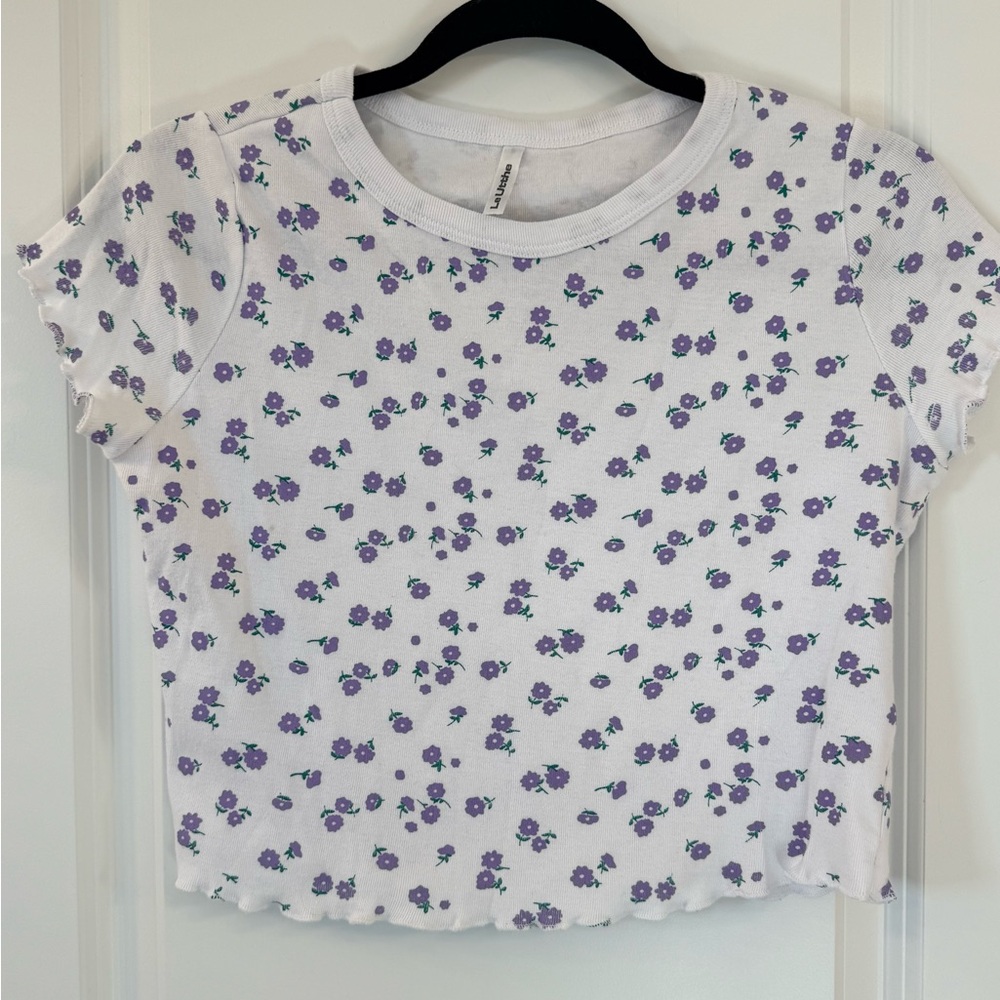 Le Utthe Ditsy Purple Floral and White Lettuce Edge Cropped Baby Tee - est small